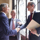 El Gobernador del Banco de España, Pablo Hernández de Cos, y el presidente del Instituto de la Empresa Familiar, Francisco J. Riberas, se saludan en Madrid.-DAVID CASTRO