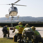 El helicóptero se eleva y los miembros aguardan con sus herramientas en un simulacro en la base de Quintanilla.-PABLO REQUEJO