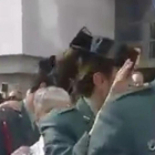 Captura de vídeo de la conga de guardias civiles, militares y curas en Lourdes, al son del 'Qué viva España'.-
