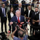 El primer ministro israelí, Benjamín Netanyahu, tras la disolución del Parlamento.-ABIR SULTAN (EFE)