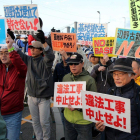 Cientos de personas se manifiestan hoy cerca de la puerta del campamento base estadounidense Schwab en Nago  prefectura de Okinawa  sur de Japon  El gobierno japones decidio iniciar un relleno sanitario para preparar el traslado de una base de marines de-JIJI PRESS
