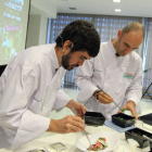 Oscar García, del restaurante Baluarte, elabora un plato con setas en la presentanción del ‘Soria Gastronómica’ . / ICAL-