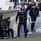 Moisés Gutiérrez realiza indicaciones desde el banquillo durante el partido del Almazán y el Uxama.-LUIS ÁNGEL TEJEDOR