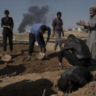 Unos civiles entierran cadáveres en el lado occidental de Mosul.-AP