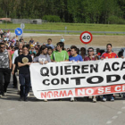 Manifestación celebrada el pasado miércoles en San Leonardo. / VALENTÍN GUISANDE-
