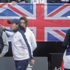 La capitana de Gran Bretaña Anne Keothavong señala a Nastase durante el partido de Copa Federación-AGENCIA