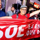 Simpatizantes del PSOE en la puerta de la sede en la calle Ferraz, de Madrid.-JAVIER LÓPEZ (EFE)