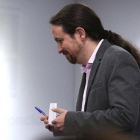 El líder de Unidas Podemos, Pablo Iglesias, tras reunirse con el presidente del Gobierno en funciones, Pedro Sánchez, en la Moncloa.-