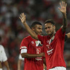 Neymar celebra con Rafinha un gol en un partido disputado el miércoles en Río a beneficio del Chapecoense.-EFE / ANTONIO LACERDA