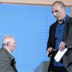 Varoufakis (derecha), con Schauble, tras una rueda de prensa en Berlín, el pasado5 de febrero-Foto: GETTY IMAGES/ CARSTEN KOALL