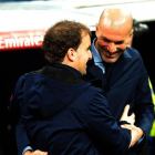 Arrasate y Zidane se saludan instantes antes de iniciarse el partido.-Área 11