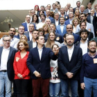 Albert Rivera, presidente de Ciudadanos, en el centro, posa junto a los cabezas de lista del partido del 20 de diciembre, con los que se ha reunido en un hotel de Madrid.-EFE / MARISCAL