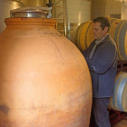 Patxi Martínez junto a la tinaja de barro en la que elaboran los vinos de Arribes.-M. DENEIVA