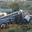 Accidente de tren en la región india de Uttar Pradesh.-EFE / RAJAT GUPTA