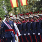 El rey Felipe VI pasa revista durante el acto central del Día de las Fuerzas Armadas, en las inmediaciones de la Plaza de la Lealtad de Madrid.-Javier Lizón / EFE