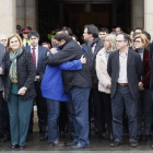 El líder de ERC, Oriol Junqueras, se abraza con la portavoz del partido, Anna Simó, durante el minuto de silencio por las víctimas del accidente aéreo en el Parlament.-Foto: EFE / ALEJANDRO GARCÍA