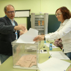 El presidente del PP de León y candidato número uno al Congreso, Eduardo Fernández, deposita su voto en el colegio electoral de Ponferrada-ICAL
