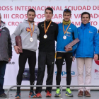 Daniel Mateo en el pódium como campeón regional de cross junto a los también atletas del Caep, David Martínez y Javier Abad.-