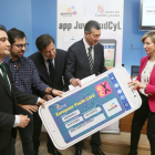 La consejera de Familia e Igualdad de Oportunidades, Alicia García, junto al director general de Juventud, Eduardo Carazo; y los responsables de Bankia España-Duero e Ibercaja, presentan la iniciativa de la Junta por la que se pone en marcha el nuevo 'Car-ICAL