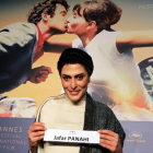 Behnaz Jafari, una de las protagonistas de 3 faces, muestra el cartel del director, Jafar Panahi, que no puede estar presente en Cannes al tener prohibida la salida de Irán.-ERIC GAILLARD (REUTERS)