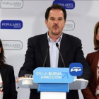 El eurodiputado del PP, Carlos Iturgáiz, junto a la candidata del PP en Bizkaia, Nerea Llanos, y expresidenta del partido en el País Basco, Arantxa Quiroga.-LUIS TEJIDO