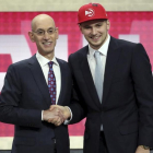 Luka Doncic saluda en el estrado a Adam Silver, comisionado de la NBA, tras su elección.-AP