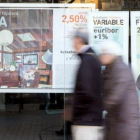 Una sucursal bancaria con publicidad de hipotecas.-FERRAN NADEU