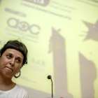 Anna Gabriel participa en una mesa redonda bajo el título Hacia una República Catalana en la Facultad de Geografía e Historía de la Universitat de Valencia-BIEL ALINO (EFE)