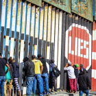 Migrantes de la primera caravana que salio desde honduras y recorrio el territorio mexicano comienzan a congregarse en la valla fronteriza de Tijuana  Mexico.-EFE Joebeth Terrique