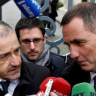 Gilles Simeoni (a la derecha) y Jean-Guy Talamoni (a la izquierda), los líderes nacionalistas corsos, atienden a la prensa a la salida del ministerio francés de Interior.-/ CHARLES PLATIAU / REUTERS
