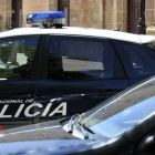 La Policía Nacional traslada a Driss Faceh a prisión, imputado de un delito de homicidio por el fallecimiento de su esposa, en una imagen de junio.-VALENTÍN GUISANDE