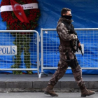 Un policía patrulla frente al club Reina, escenario del atentado de Estambul.-AGENCIAS