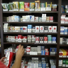 Cajetillas de cigarrillos expuestas en un estanco.-