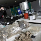 Cocaína negra intervenida por la Guardia Civil en Torrelles de Foix.-MARTA PÉREZ