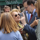 El líder del PP, Mariano Rajoy, con la secretaria general de su partido, Dolores de Cospedal, en un paseo por Guadalajara.-PEPE ZAMORA / EFE