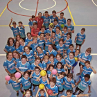 Algunos de los jugadores que componen el Club BalonmanoÁgreda, junto a parte del equipo directivo y entrenadores.-MARIO TEJEDOR