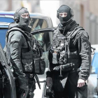 Dos soldados, durante el operativo de ayer en Marsella.-AP / CLAUDE PARIS