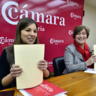 Soraya Mayo y Pilar Sánchez Barreiro, en la firma del convenio./ A. M. -