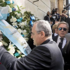 Lotito, presidente del Lazio, hace una ofrena floral a una sinagoga de Roma.-CLAUDIO PERI
