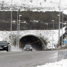 Vehículos saliendo del túnel de Piqueras en una jornada invernal.-HDS