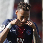 Neymar hace el gesto de llorar para replicar a la afición del Nimes que se había burlado de él. /-