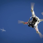 Un dron equipado con videocámara origina una disputa vecinal en Kenuky.-Foto:   REUTERS / CARLO ALLEGRI