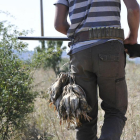 Un cazador con una buena percha de codornices tras una jornada de caza en la provincia de Soria.-VALENTÍN GUISANDE