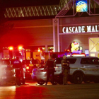 Policías ante el centro comercial Cascade Mall de Burlington (EEUU), donde se ha producido el tiroteo.-Dean Rutz / AP