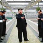 El líder norcoreano Kim Jong-un (c) durante una visita a una fábrica en una locación sin identificar en Corea del Norte.-Foto: EFE/ YONHAP