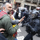 Manifestantes forcejean con mossos ante la Delegación del Gobierno en Cataluña.-ROBERT RAMOS