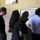 Los alumnos consultan su calificación de selectividad en el instituto Machado. / VALENTÍN GUISANDE-