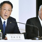 Akio Toyota (Toyota) y Osamu Suzuki (Suzuki) en la conferencia de prensa.-Shigeyuki Inakuma