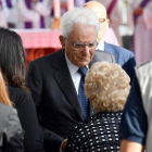El presidente italiano, Sergio Mattarella, saluda a un familiar de las víctimas.-EFE / LUCA ZENNARO