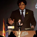 Puigdemont interviene por videoconferencia en el acto de este domingo de JxCat en Mollerussa.-SUSANNA SAEZ (EFE)